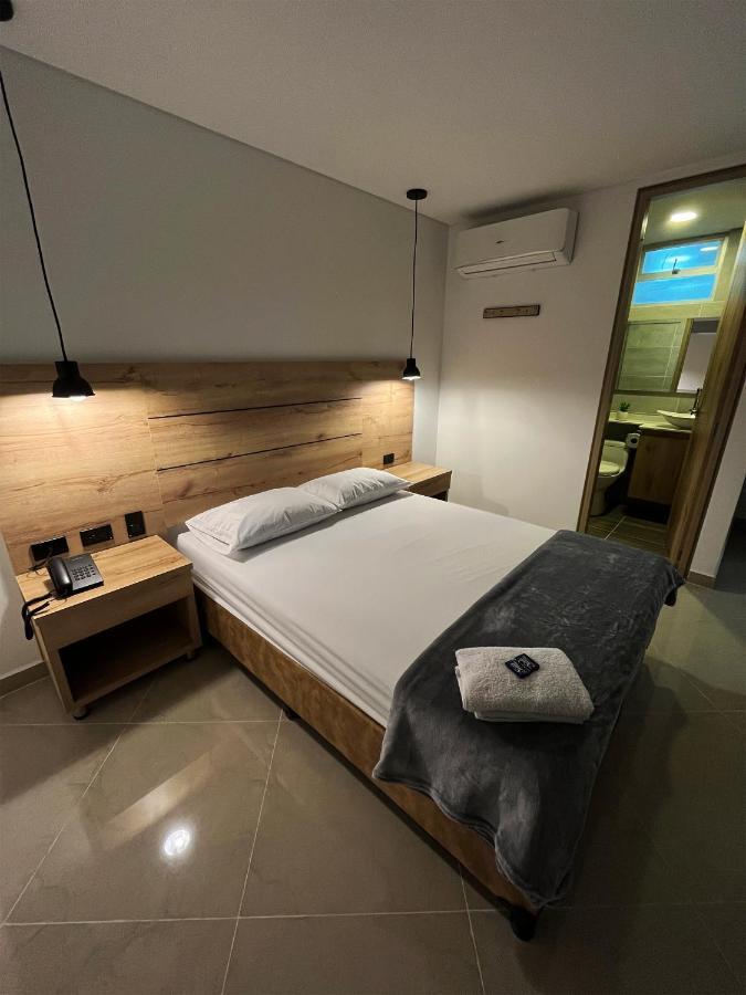 Hotel California City Меделин Екстериор снимка