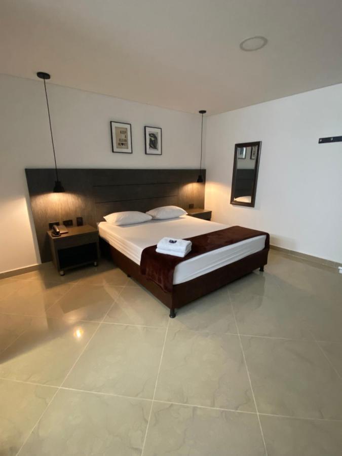 Hotel California City Меделин Екстериор снимка