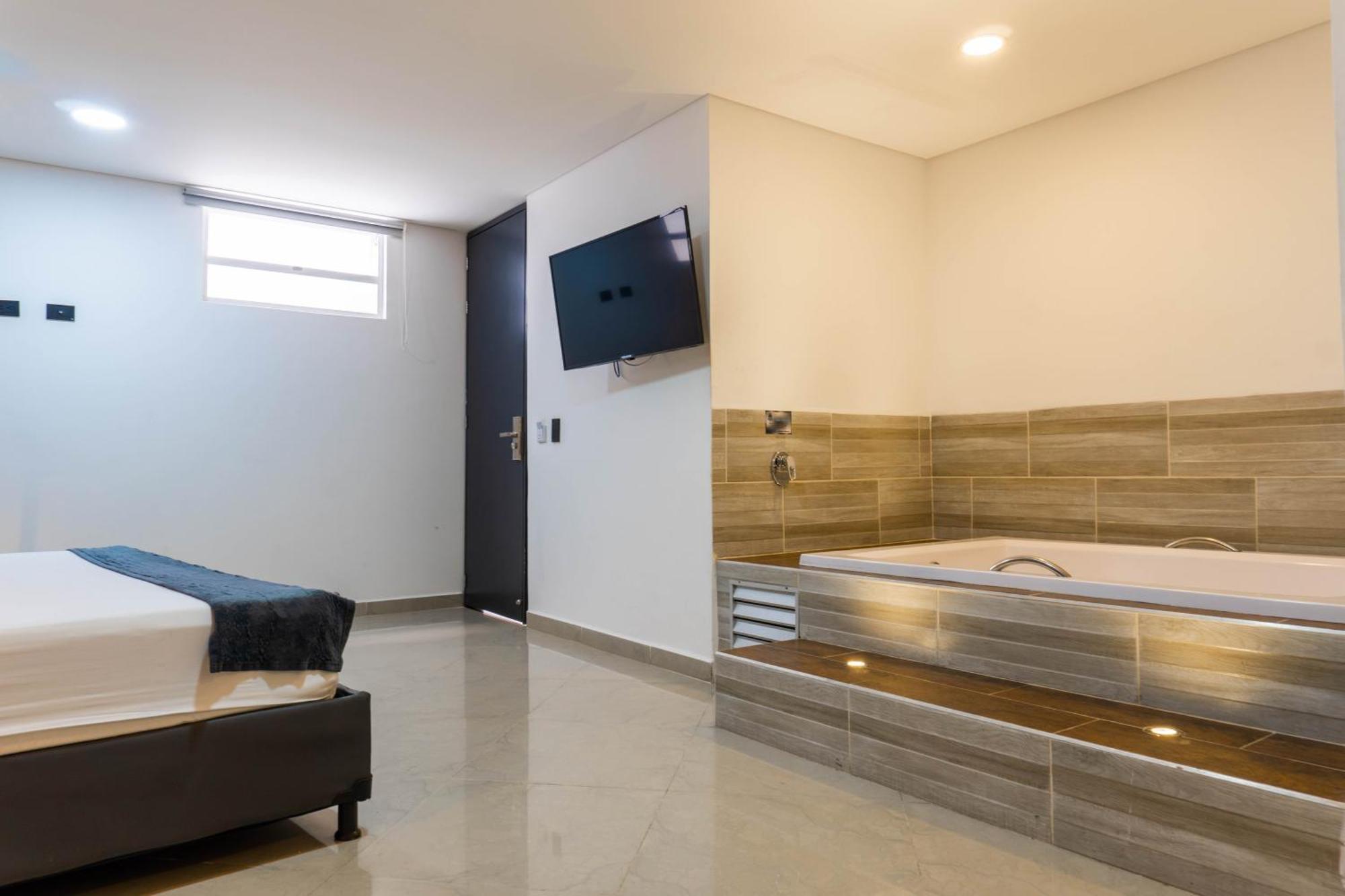 Hotel California City Меделин Екстериор снимка