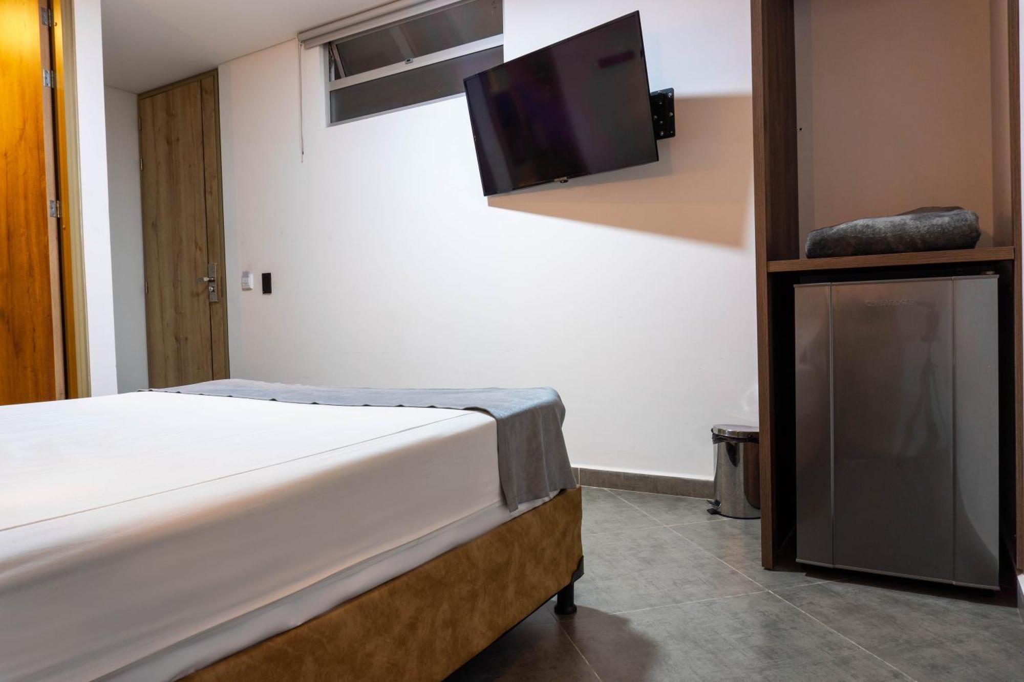 Hotel California City Меделин Екстериор снимка